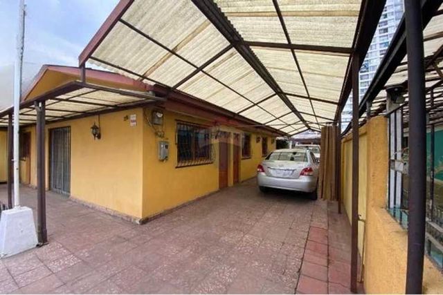 Amplia casa en microbarrio con gran galpón!