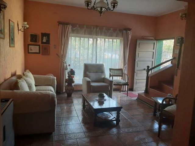VENTA CASA 2 PISOS 4D 3B ÑUÑOA