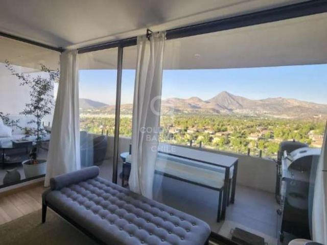 Departamento en La Dehesa con Vista y Amplias Comodidades