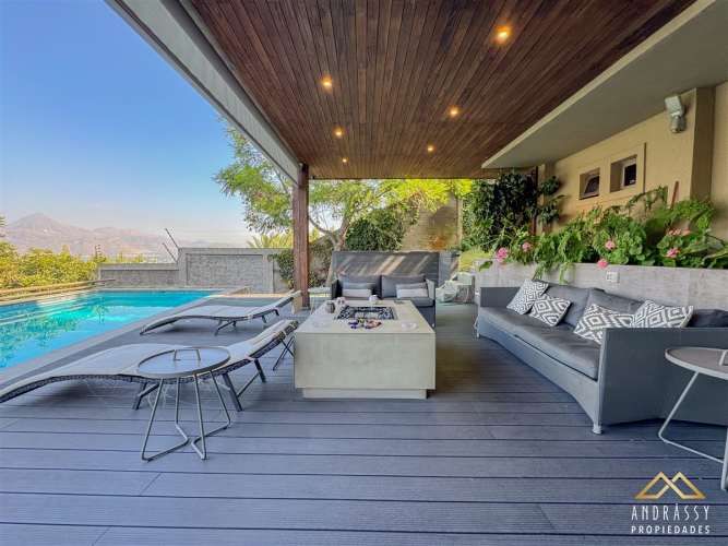 CASA Av. La Quebrada / Las Condes