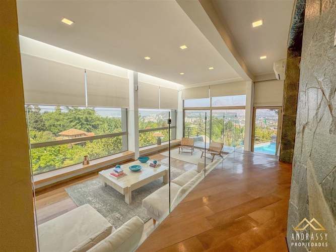 CASA Av. La Quebrada / Las Condes