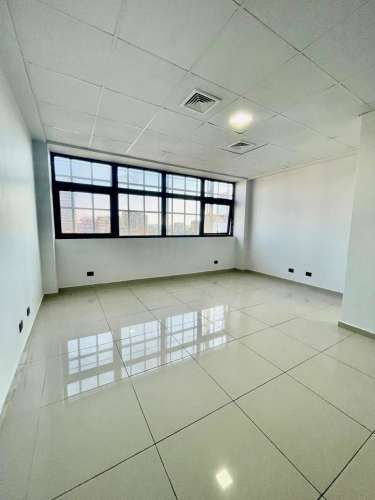 ESPACIOSA OFICINA CON ESTACIONAMIENTO