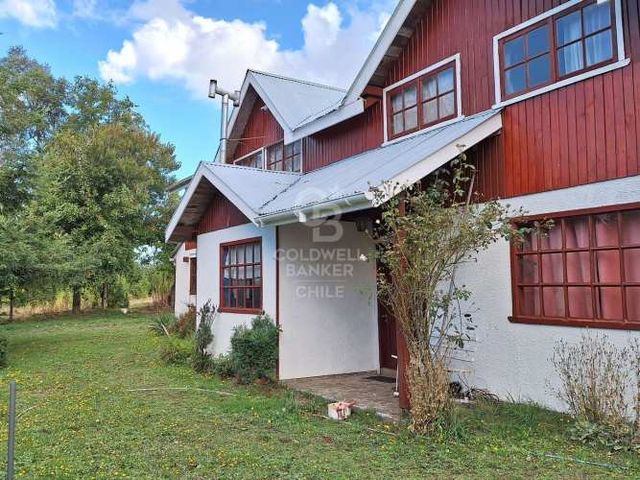 Amplia casa de campo con quincho y mini campo frutal.