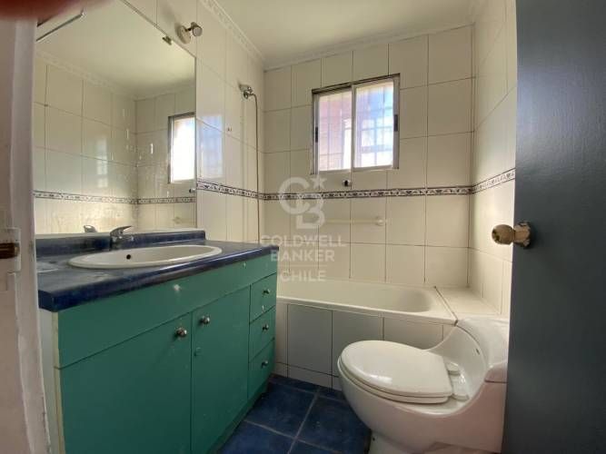 Casa con amplio antejardín y  patio - Bilbao.