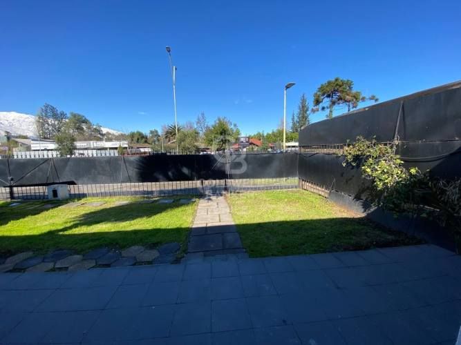 Casa con amplio antejardín y  patio - Bilbao.