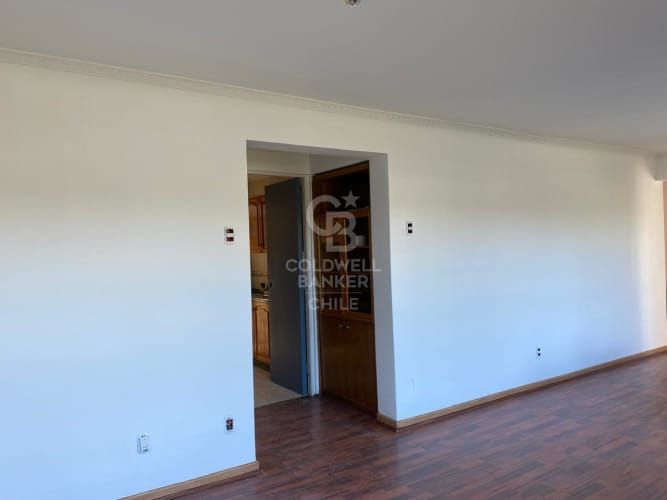 Casa con amplio antejardín y  patio - Bilbao.