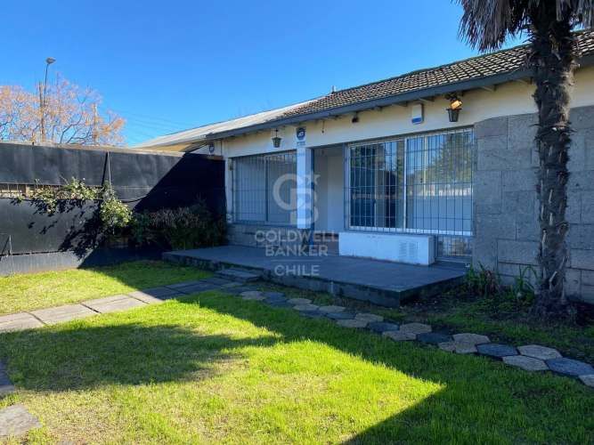 Casa con amplio antejardín y  patio - Bilbao.
