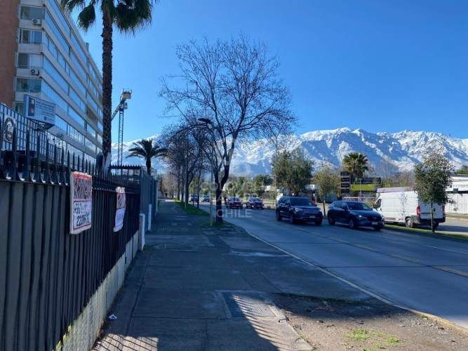 Casa con amplio antejardín y  patio - Bilbao.