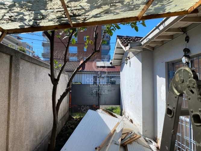 Casa con amplio antejardín y  patio - Bilbao.