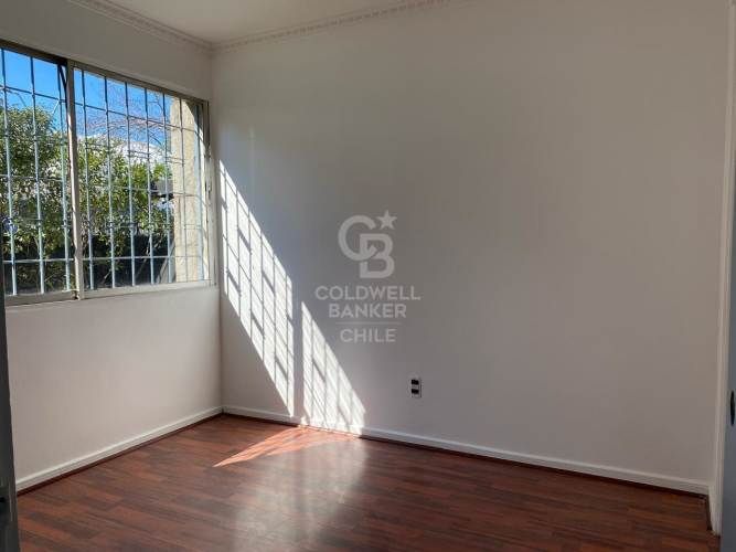 Casa con amplio antejardín y  patio - Bilbao.