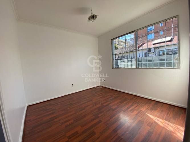 Casa con amplio antejardín y  patio - Bilbao.