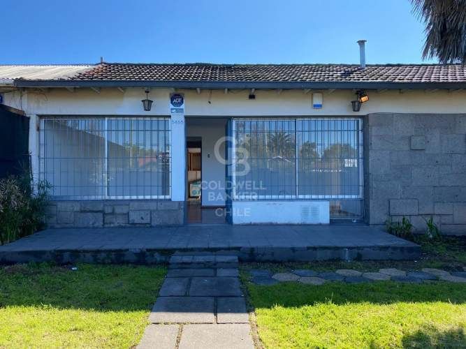 Casa con amplio antejardín y  patio - Bilbao.