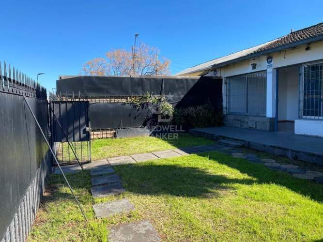 Casa con amplio antejardín y  patio - Bilbao.