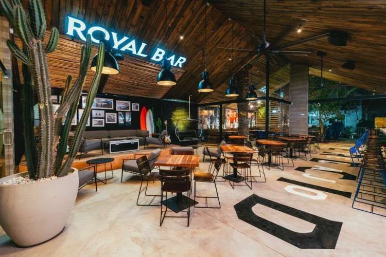 1 Bartender full time y 1 anfitriona