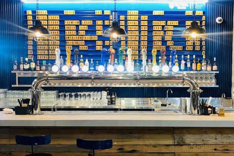 1 Bartender full time y 1 anfitriona