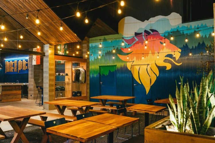 1 Bartender full time y 1 anfitriona