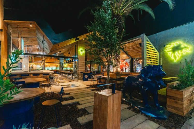 1 Bartender full time y 1 anfitriona