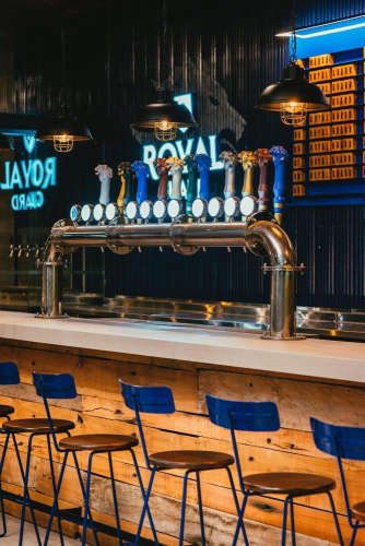 1 Bartender full time y 1 anfitriona