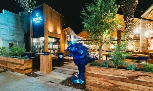 1 Bartender full time y 1 anfitriona