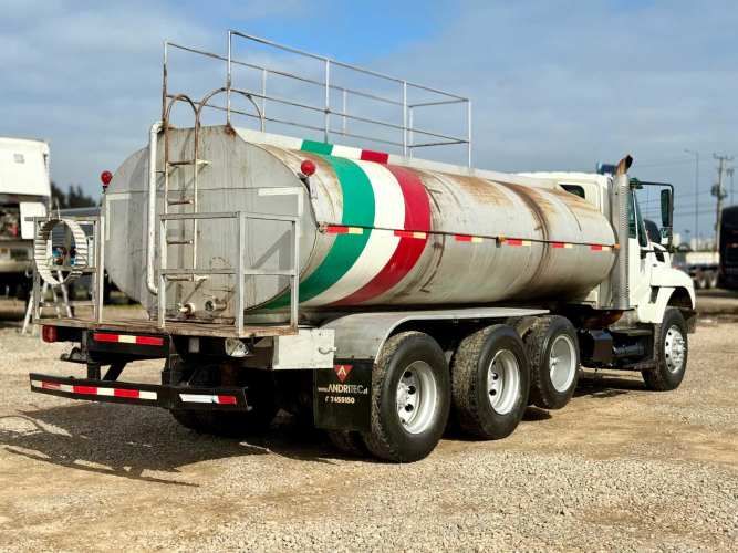 2010 Camión International Workstar 7400 con Estanque Aljibe de 15.000 lts