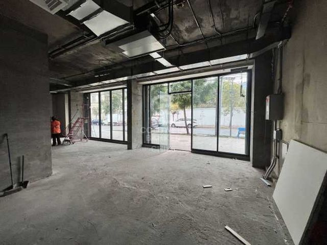 Locales comerciales en placa de edificio corporativo