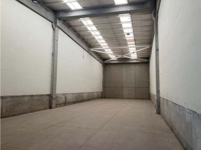 Arriendo bodega de 430 m2 c/of en Sector Buenaventura.