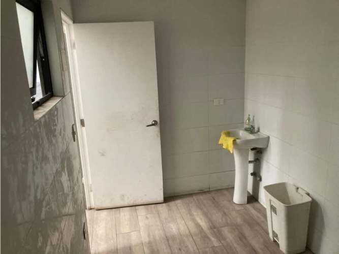 Arriendo bodega de 430 m2 c/of en Sector Buenaventura.