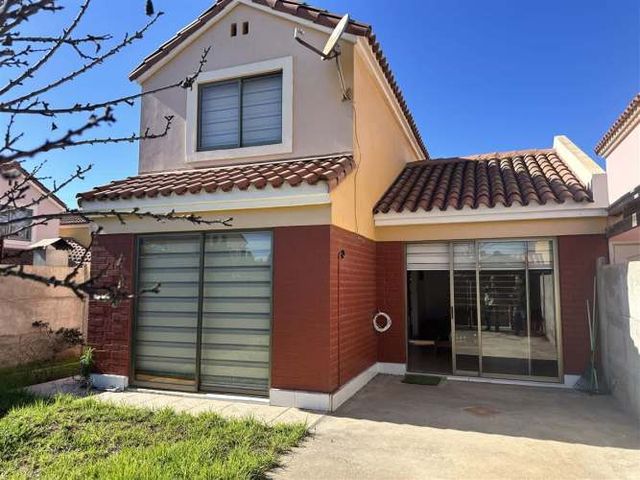 CASA HERMOSA Y COMODA CASA AMOBLADA 3 DORMITORIOS 2 BAÑOS EN SECTOR RESIDENCIAL CONSOLIDADO