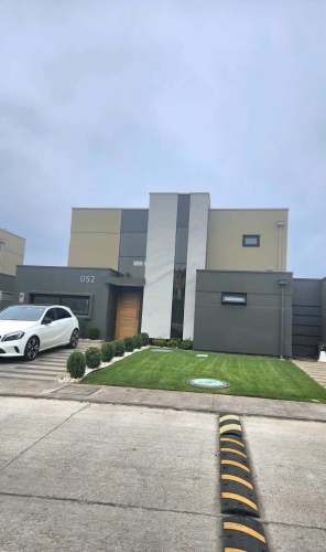 MODERNA Y LUMINOSA CASA EN CONDOMINIO PRIVADO BELO HORIZONTE