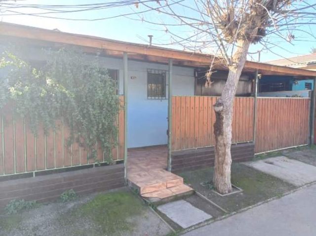 CASA Acogedora casa en Maipú, 2 dormitorios + ampliación, patio y bodega y estacionamiento techado