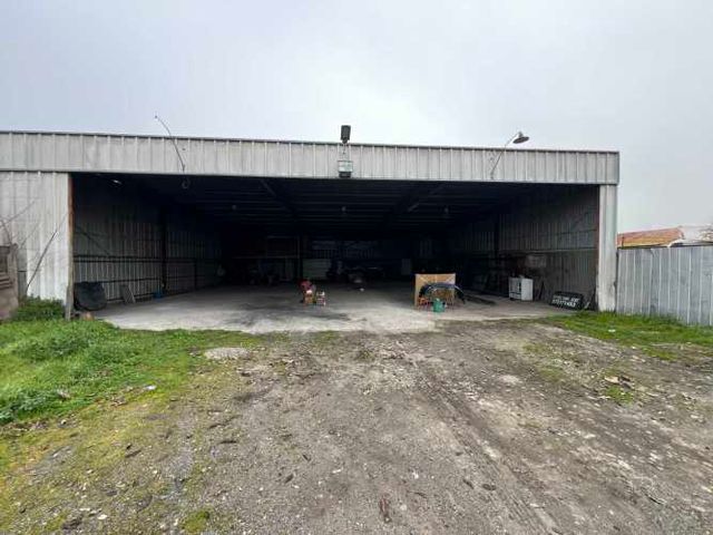 Arriendo galpon en sector rio viejo, amplio terreno