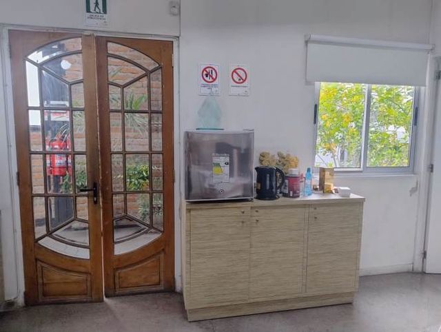 GRAN Galpón en Recoleta uso industrial con oficinas.