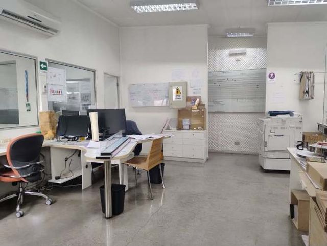 GRAN Galpón en Recoleta uso industrial con oficinas.