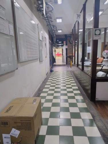 GRAN Galpón en Recoleta uso industrial con oficinas.