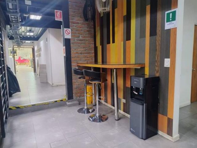 GRAN Galpón en Recoleta uso industrial con oficinas.