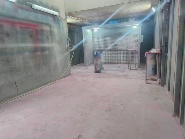 GRAN Galpón en Recoleta uso industrial con oficinas.