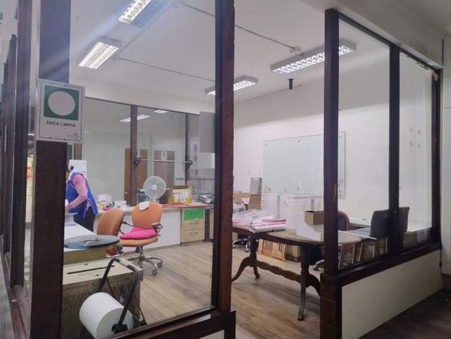 GRAN Galpón en Recoleta uso industrial con oficinas.