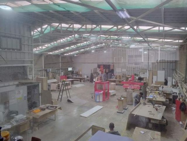 GRAN Galpón en Recoleta uso industrial con oficinas.