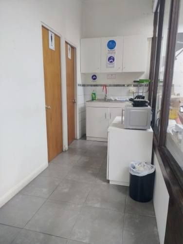 GRAN Galpón en Recoleta uso industrial con oficinas.