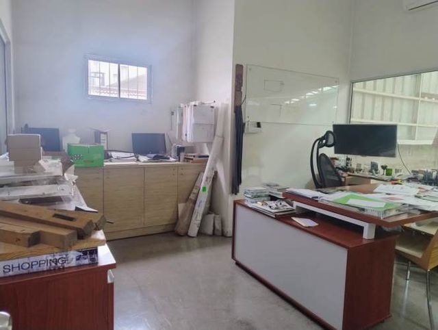 GRAN Galpón en Recoleta uso industrial con oficinas.