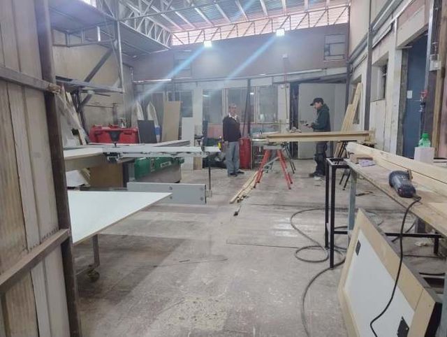 GRAN Galpón en Recoleta uso industrial con oficinas.