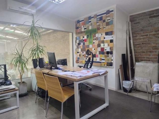 GRAN Galpón en Recoleta uso industrial con oficinas.