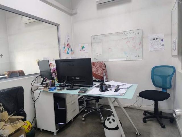 GRAN Galpón en Recoleta uso industrial con oficinas.