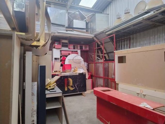 GRAN Galpón en Recoleta uso industrial con oficinas.