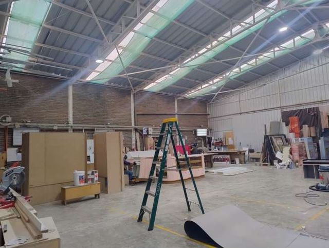 GRAN Galpón en Recoleta uso industrial con oficinas.