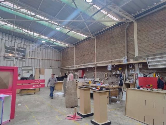 GRAN Galpón en Recoleta uso industrial con oficinas.