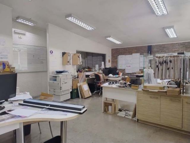 GRAN Galpón en Recoleta uso industrial con oficinas.