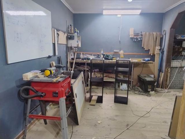 GRAN Galpón en Recoleta uso industrial con oficinas.