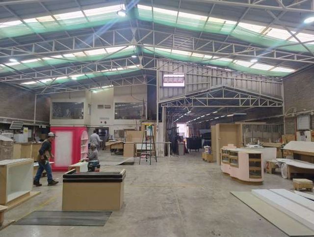 GRAN Galpón en Recoleta uso industrial con oficinas.