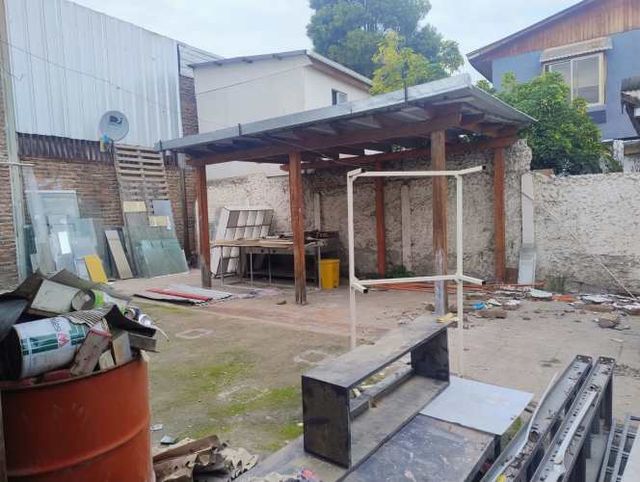 GRAN Galpón en Recoleta uso industrial con oficinas.